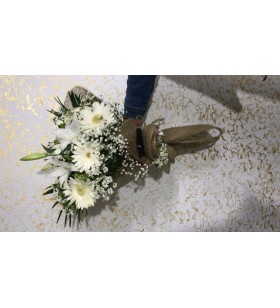 Beyaz Çiçeklerle Buket