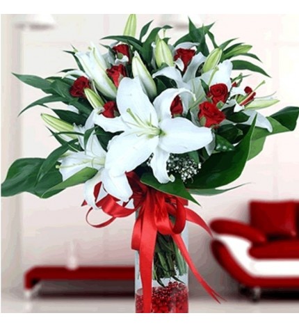 cam vazo içinde kırmızı gül ve beyaz lilyum